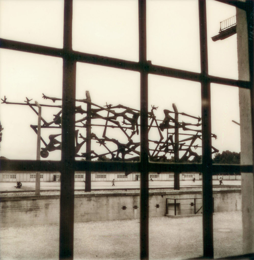 KZ-Gedenkstätte Dachau: Skulptur von Nandor Glid (Menschen im Zaun)